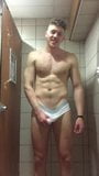 Un garçon chav se branle dans les douches de la salle de sport snapshot 5
