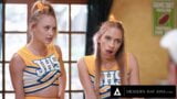 Moderne zonden - tiener cheerleaders Kyler Quinn en Khloe Kapri sperma ruilen de grote lading van hun coach! snapshot 3