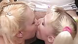 2 adolescente blonde au primul lor sex în trei snapshot 9