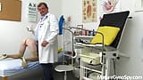 Ginecologo maturo - ginecologo doc registra segretamente il suo paziente nudo e l'ha beccata a pisciare snapshot 9