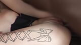 Une adolescente allemande tatouée sent une grosse bite noire chargée au fond de son trou du cul snapshot 22