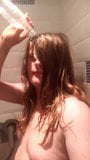 Skyler en la ducha bebiendo su pipí snapshot 4