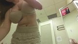 Enormes tetas, chica cambia de ropa snapshot 4