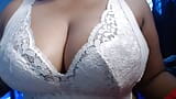 Seksi ateşli kız büyük göğüslerini gösteriyor. snapshot 1