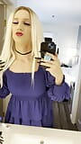 Mais quente loira crossdresser olhando no espelho snapshot 4