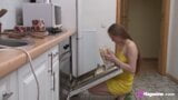 Hermosa alumna europea Bianca 19 se desnuda completamente en la cocina snapshot 2