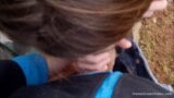 Süßes Mädchen lutscht den Schwanz ihres Freundes im Park snapshot 7