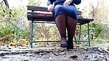 Freche MILF in Strümpfen und High Heels masturbiert auf einer Bank an einem öffentlichen Ort snapshot 10