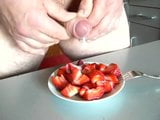 Erdbeeren mit Sahne! snapshot 4