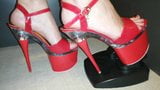 Lady l pompend pedaal met rode sandalen (video korte versie) snapshot 3