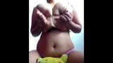 Ragazza araba tettona rimbalzante che scopa un pokemon peluche snapshot 2