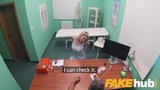 Un faux hôpital baise rapidement avec une blonde à gros nichons snapshot 3