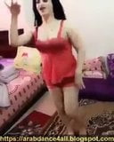 Chica caliente árabe bailando con sexy vestido rojo snapshot 6