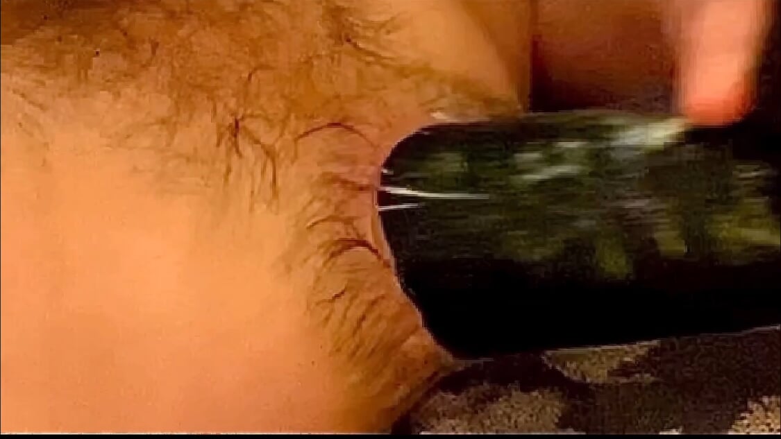 Partie 1 de la façon dont je m’échauffe avec un mini noir pour devenir sexy pendant que le plus gros se blottit dans ma chatte masculine poilue et baveuse