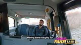 Weibliches fake-taxi - sie lässt ihren beifahrer mit ihren massiven titten spielen snapshot 6