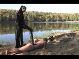 Humilhação de escravo à beira do lago snapshot 11