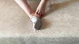 Gloria Gimson si accarezza i piedi sexy con i calzini grigi snapshot 15