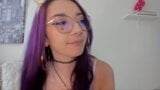 Cette otaku sexy aux cheveux violets adore sucer de très grosses bites en bave sur ses gros seins et son corps snapshot 15