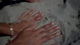 Lange nagels en zand op het strand snapshot 1