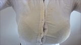 Grote borsten onder een strakke witte blouse snapshot 3