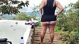 Pegando uma garota mijando em público snapshot 6