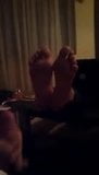 Girl woch muvie i jerk on her soles snapshot 7