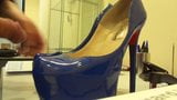 Happy End über blaue Pumps snapshot 1