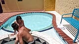 18 yaşındaki komşu güneş almak için havuza iniyor, onu baştan çıkarıyor ve onu lezzetli bir sikişiyor snapshot 6