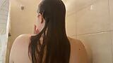 Chica adolescente con curvas sexy fue a la ducha a lavarse y finalmente se folló duro con un consolador grande snapshot 5