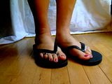 Piedi di sissy boy che giocano in infradito snapshot 2