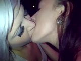 Hermosas lesbianas besándose snapshot 4