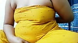 Gospodina bengaleză excitată de la țară își atinge pizda umedă pentru un orgasm. snapshot 2