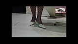 Moranguinho mostra seus pés de meia-calça net snapshot 6
