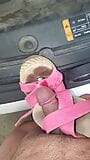 Tìm thấy đôi giày cao gót hình nêm dễ thương trong xe của khách hàng snapshot 10