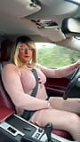 Amateur travestiet Kellycd2022 sexy milf masturbeert in mijn auto, sexy visnetpanty en hakken snapshot 1