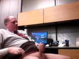 Un tată vitreg executiv mai în vârstă se masturbează la birou snapshot 7