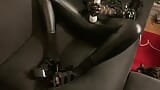 High Heels Pantoletten und Wetlook Leggings, Masturbation snapshot 6