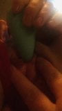 Gevingerde vrouw masturbeert met vibrator en spuit snapshot 2