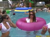 Fiesta de barril con chicas sexy en bikini snapshot 13