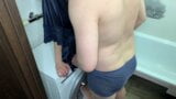 Pareja tiene sexo en el baño. Leche goteando en su coño snapshot 1