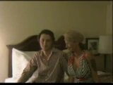 Il fratello e non sua sorella maggiore fanno un video fatto in casa. snapshot 1