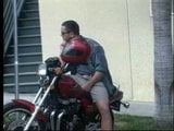 Um motociclista e uma prostituta fodem snapshot 1