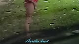 Travesti la bite en cage pisse sous la pluie snapshot 4