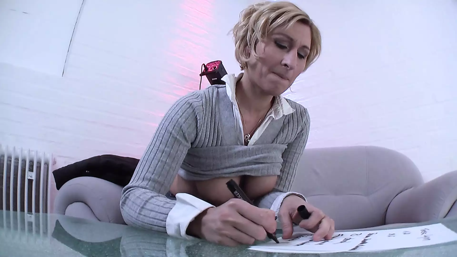 Schöne reife Frau befriedigt gerne ihre Muschi vor der Kamera