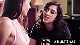 Adult time - Lana Rhoades laisse la réalisatrice lesbienne sexy April O'Neil chevaucher son visage! snapshot 13
