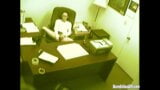 Secretaresse vingert en masturbeert poesje op kantoor snapshot 13