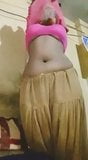 Indische bhabhi kleding en toont tieten en poesje, desi bhabi snapshot 1