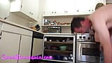 Culona milf toma dotado blanco por detrás para preñada en la cocina snapshot 15