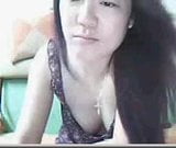 Asiatisches chinesisches Mädchen zeigt Möpse vor der Webcam snapshot 1