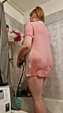 Ein molliges studentenmädchen duscht in einem rosa t-shirt snapshot 14